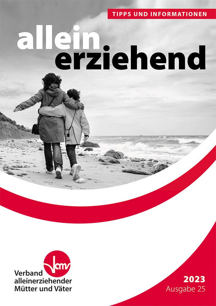 Titelbild der Broschüre „Alleinerziehend – Tipps und Informationen“, schwarz/weiß-Foto von einer Mutter mit Kind am Strand, Gestaltung rot/weiß