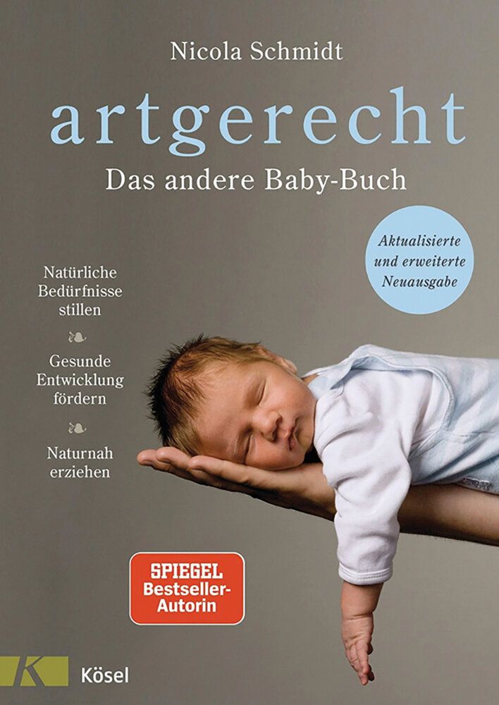 Cover des Buches artgerecht, neugeborenes Baby liegt schlafend auf der Hand eines Erwachsenen, Typografie