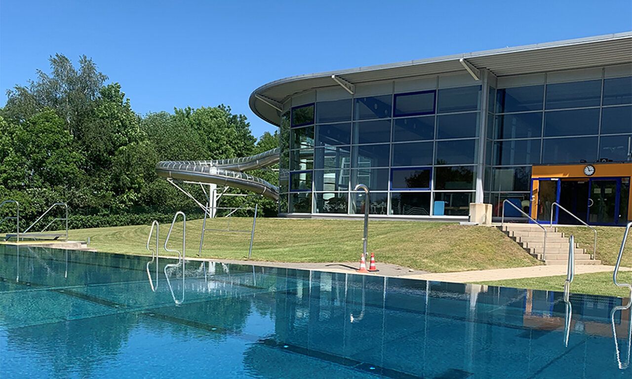 Neanderbad Außenbereich, mit Blick auf Freibad, Halle und Rutschbahn