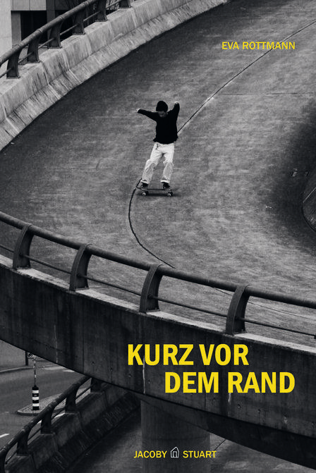 Cover des Buches Kurz vor dem Rand, schwarz/weiß-Foto eines Skateboardfahrers, der eine Brücke herunterfährt, auf das Geländer zu