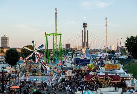 Blick auf die Rheinkirmes in Düsseldorf