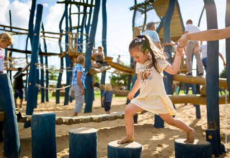 Kinder spielen auf den Klettergerüsten auf dem Bubenheier Spieleland