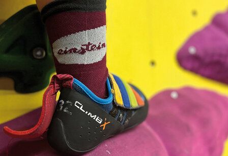 Detailaufnahme eines Kinderbeins beim Boulderne mit Einstein Boulder-Socke