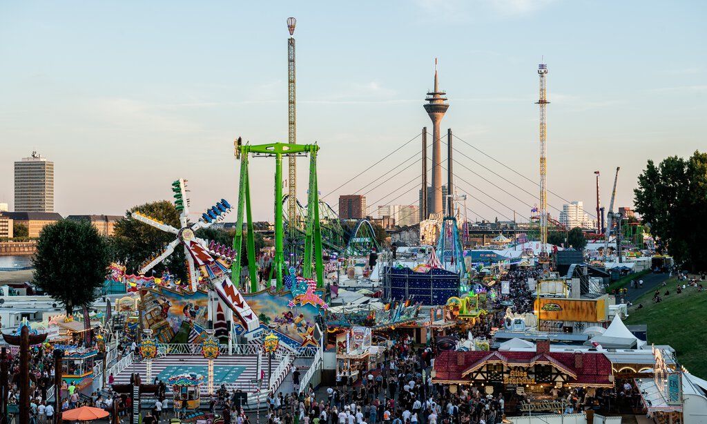 Blick auf die Rheinkirmes in Düsseldorf