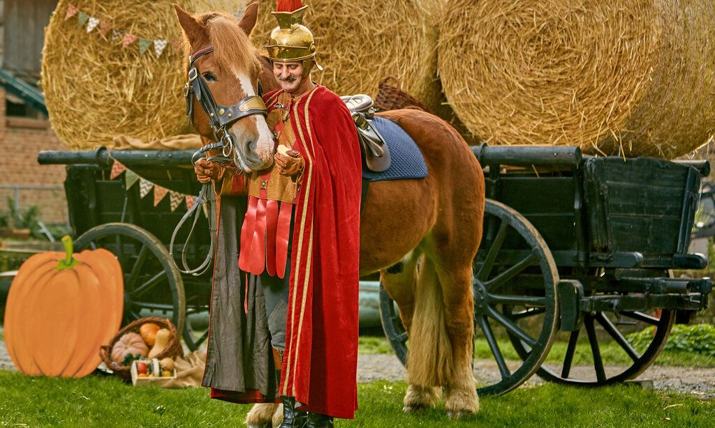 St. Martin mit seinem Pferd vor einer Heukutsche