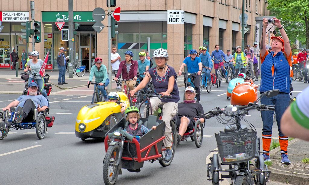 Fahrradfahrer:innen fahren durch die Düsseldorfer Innenstadt