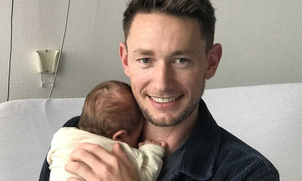 Vater Oliver hält Baby Carlotta im Arm