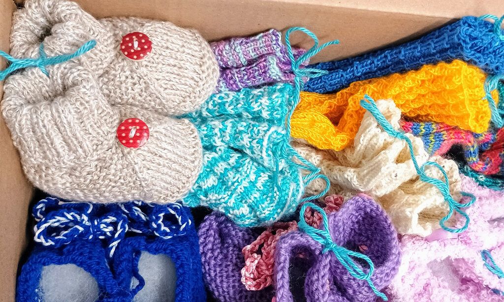 selbstgestrickte Babysöckchen vom Strickcafe in einem Karton