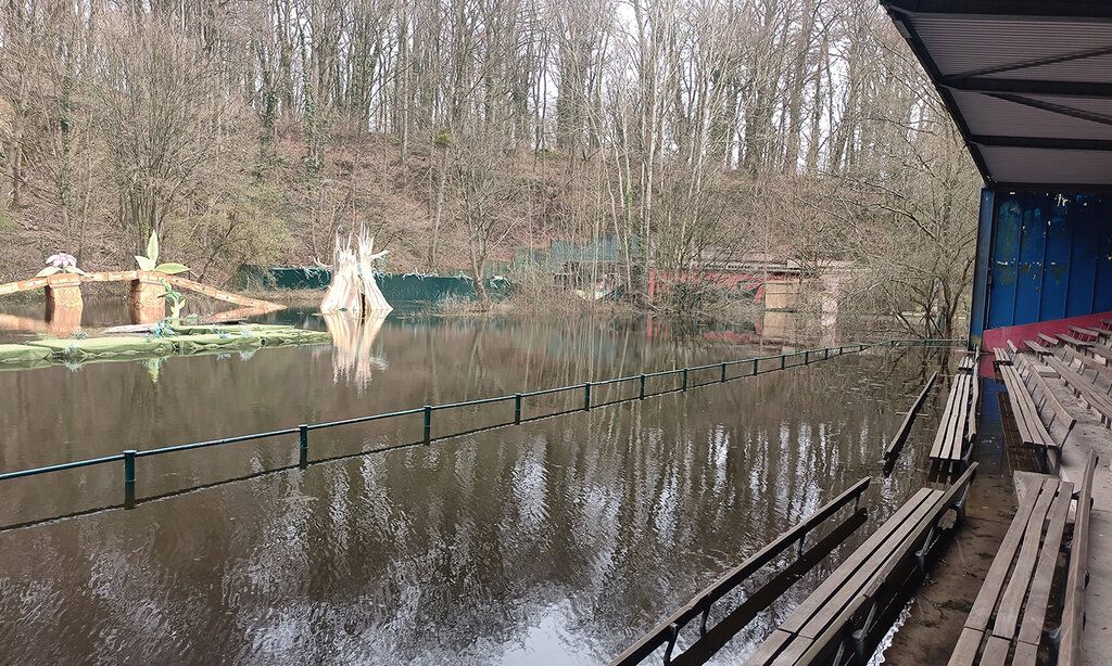 Blauer See in Ratingen mit Hochwasser, das bis zur Zuschauertribüne reicht