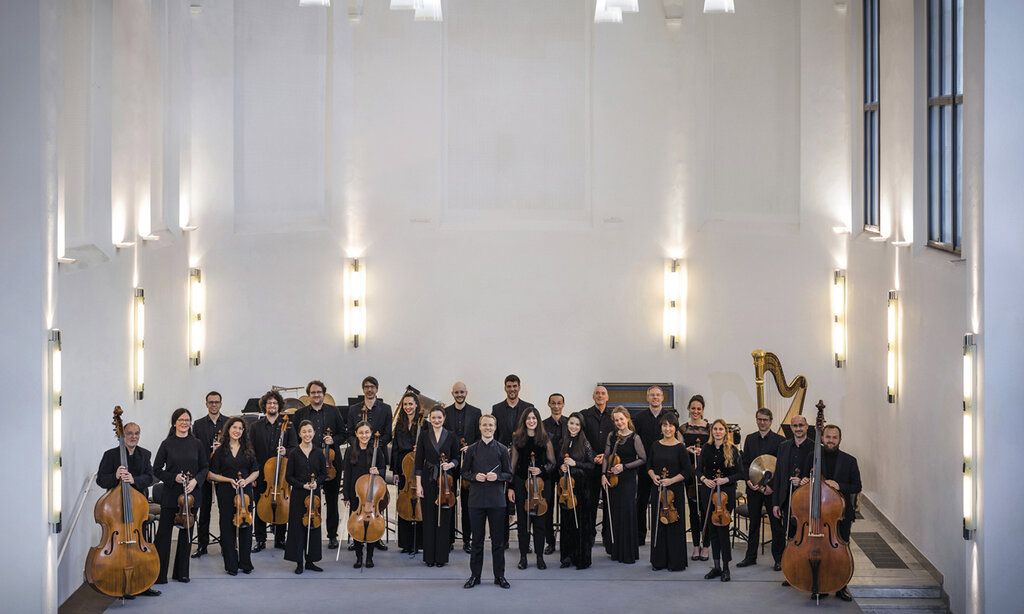 ein Orchester steht im Zeughaus in Neuss