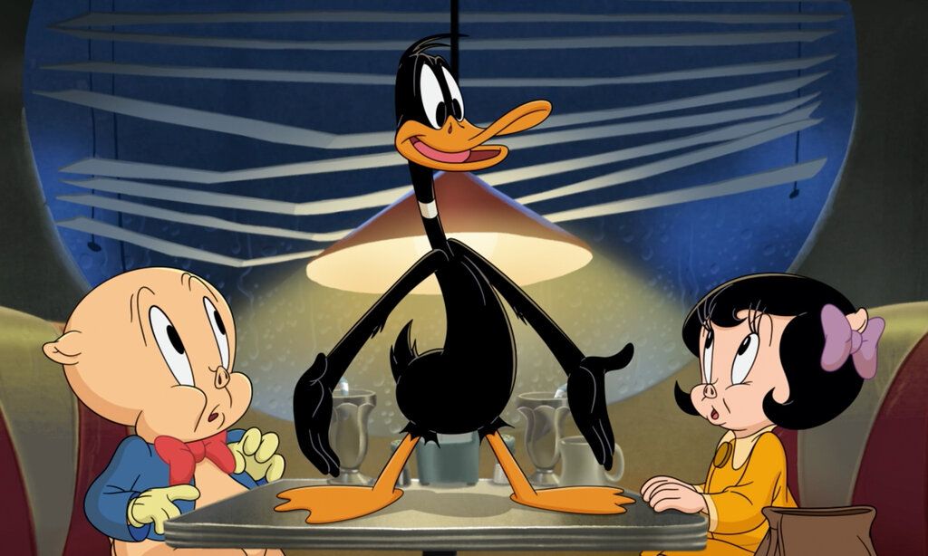 Zeichentrickfilmszene aus Ein klebriges Abenteuer: Daffy Duck und Schweinchen Dick retten den Planeten, Schweinchen Dick und ein anderes Schweinchen sitzen in einem Diner und Daffy Duck steht auf dem Tisch