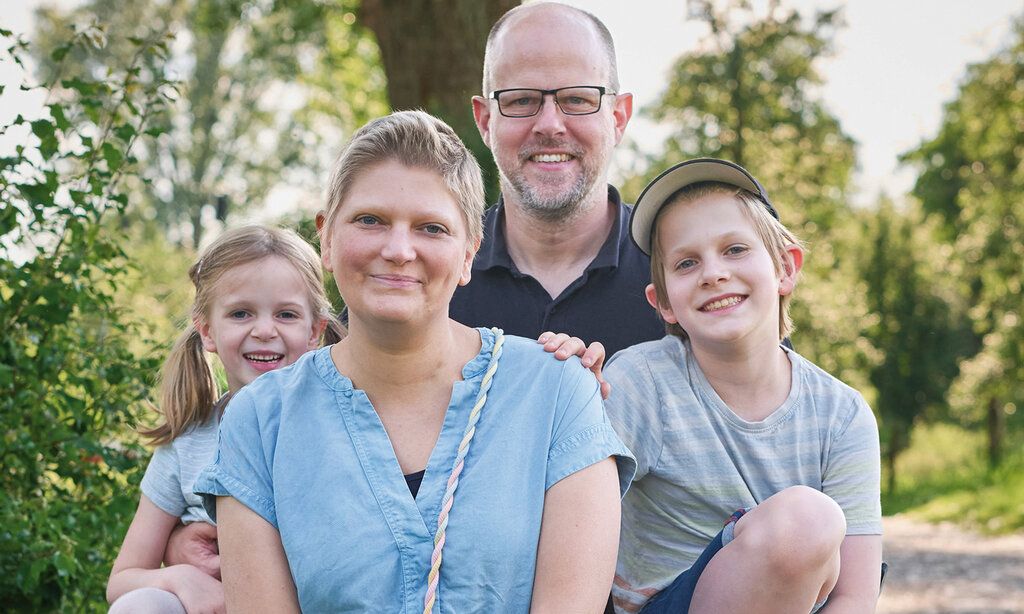 Porträt von Familie Seibt aus Urdenbach, Mutter, Vater und zwei Kinder, im Hintergrund Natur