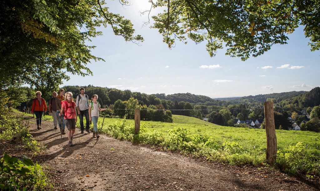 Familie wandert im Bergischen Land