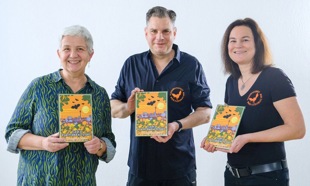 Guido Hoehne, Judith Funk und Doris Törkel präsentieren die Blumensamenmischung „Fledis Flatterkraftstoff“