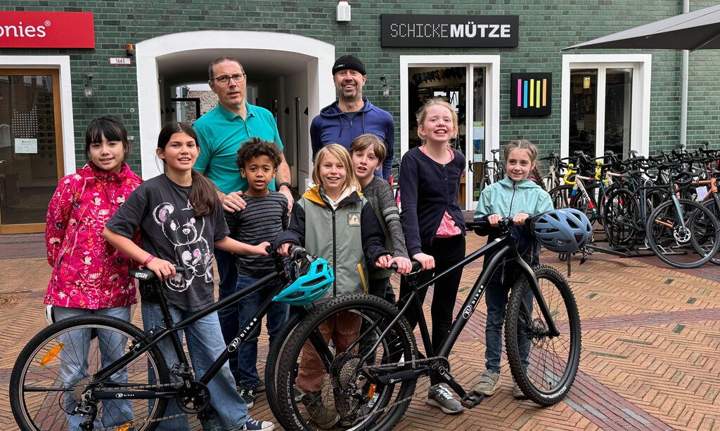 Schulleiter Jens Böhm (links) und Carsten Wien von der Schickem Mütze freuen sich, die passenden Räder für die zukünftige Fahrrad-AG gefunden zu haben