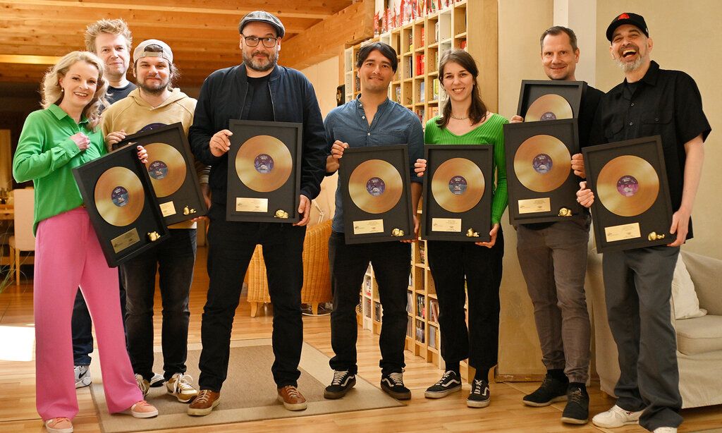 Das Tonies-Team hält goldene Schallplatten in den Händen.  Andrea Schütze (Buch), Matthias Kloppe (Musik), Tom Steinbrecher (Musik), Markus Langer (CCO tonies), Tobias Leluschko (Musik), Charlotte Kirstein (PM tonies), Kay Poppe (Produktion), Alexander Rieß (Produktion).