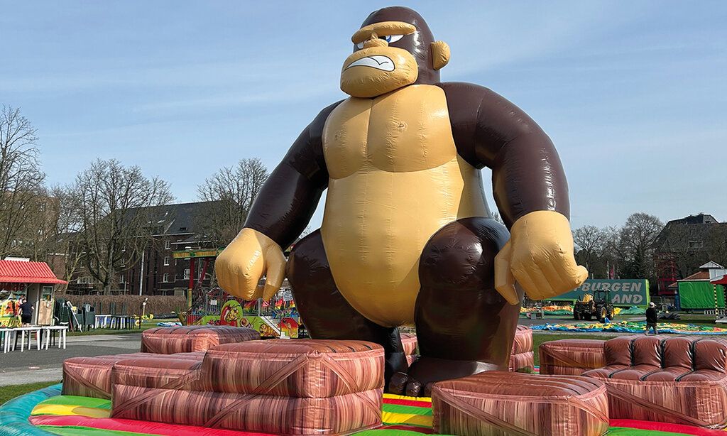 aufgeblasene Gorillafigur im Hüpfburgenland