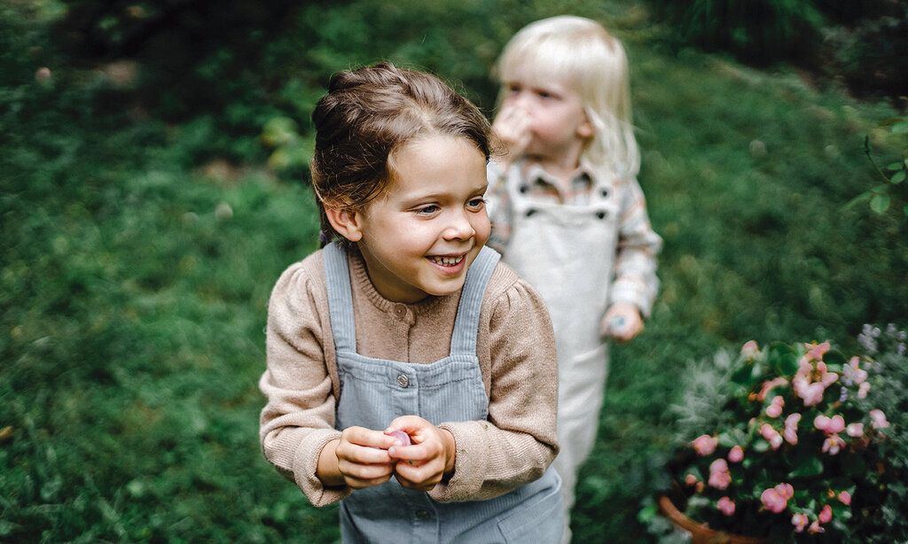 Zwei Kinder laufen durch die Natur