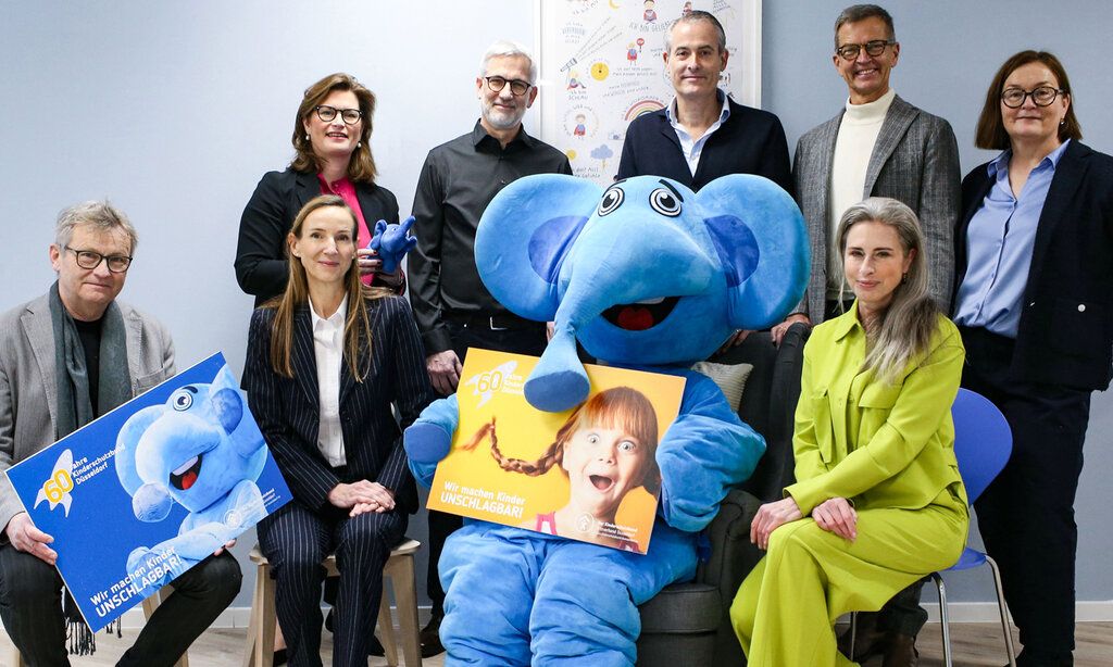 60 Jahre Kinderschutzbund Düsseldorf, Gruppenfoto der Schirmherren und -herrinnen mit dem Maskottchen, dem Elefanten