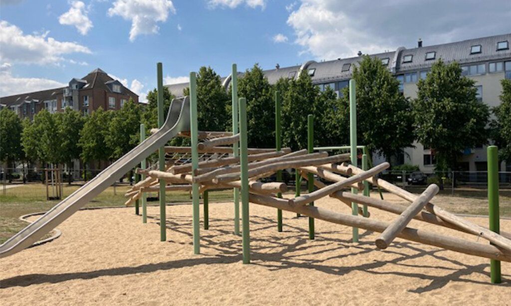 Den Mittelpunkt des Spielplatzes im IHZ-Park bildet eine Kletter- und Balancierkombination aus Robinienhölzern mit verschiedenen Kletternetzen und einer Rutsche