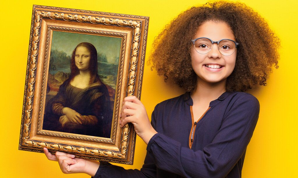 ein Mädchen hält einen antiken Bilderrahmen in der Hand, in dem eine Bild von Mona Lisa zu sehen ist