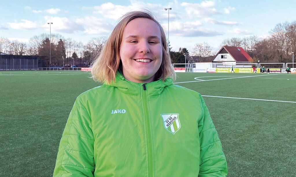 Porträt von Trainerein Jule Naßenstein auf einem Fußballplatz