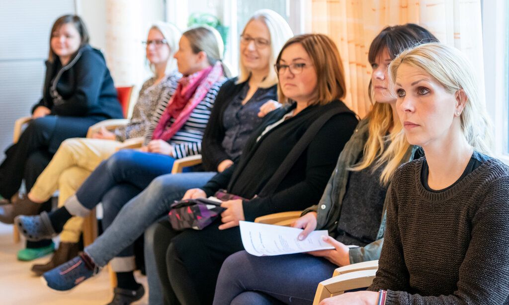 sieben Frauen sitzen nebeneinander, Infoveranstaltung