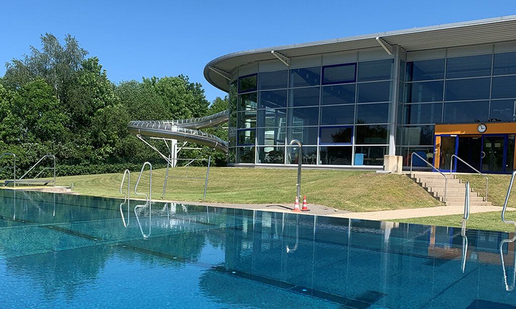 Freibad mit Blick auf Hallenbad und Liegewiese