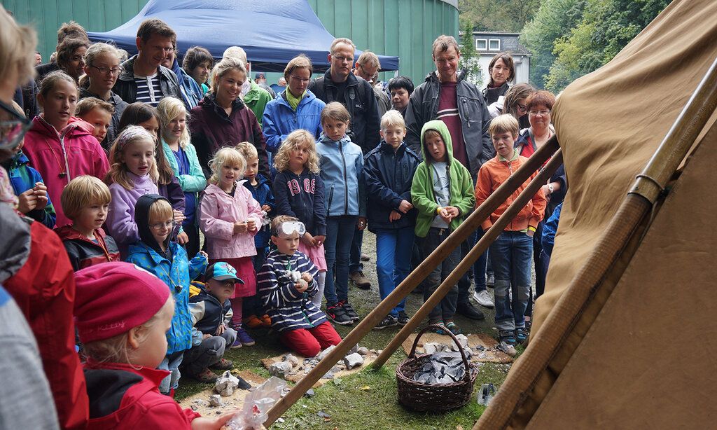 Museumsfest des Neanderthal Museum, Gruppe steht vor einem Zelt