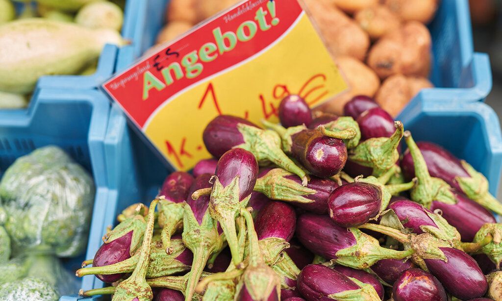 Mini-Auberginen an einem Marktstand, close-up