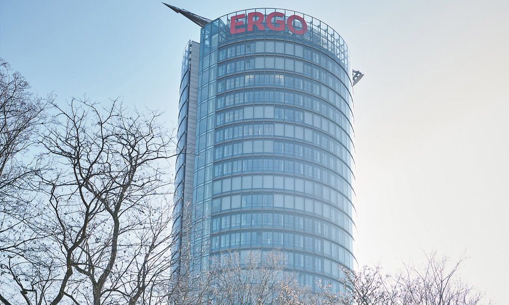 Der Turm des Ergo-Gebäudes mit Bäumen