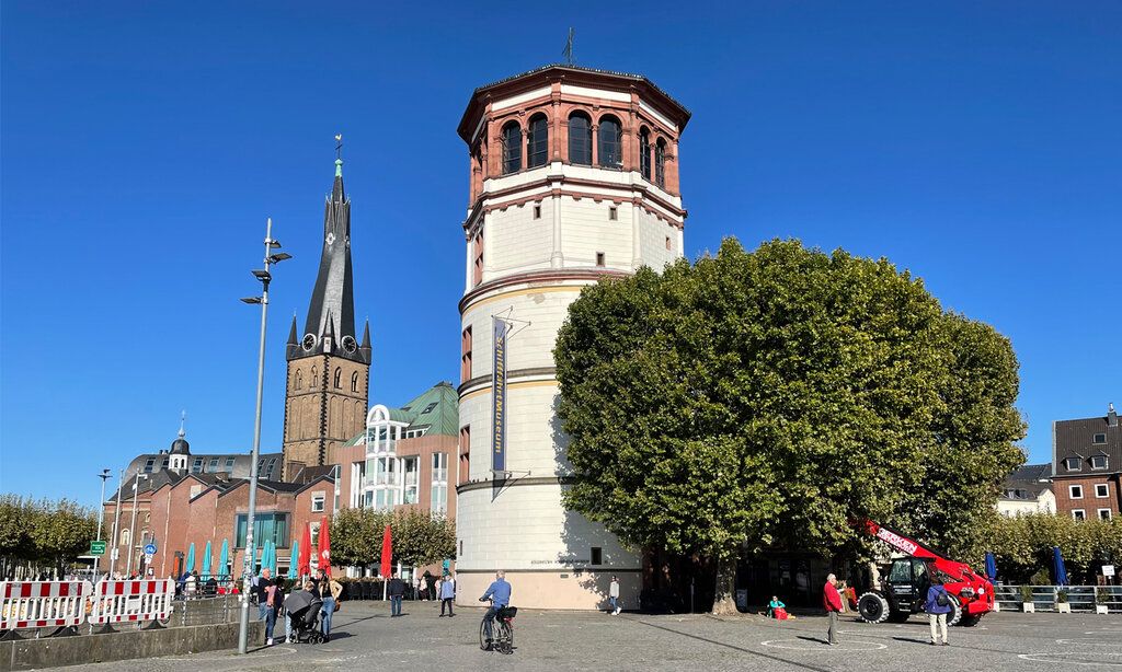 Burgplatz mit Schlossturm im Sonnenlicht