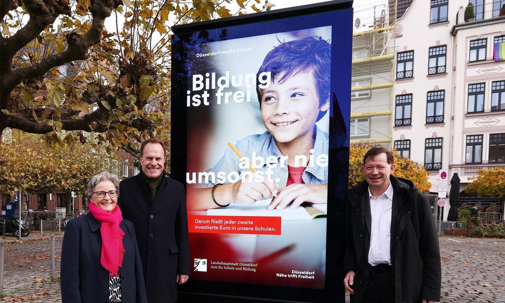 Oberbürgermeister Dr. Stephan Keller (Mitte), Stadtdirektor Burkhard Hintzsche und Dagmar Wandt, Leiterin des Amtes für Schule und Bildung, gaben den Startschuss für eine neue stadtweite Schulkampagne.