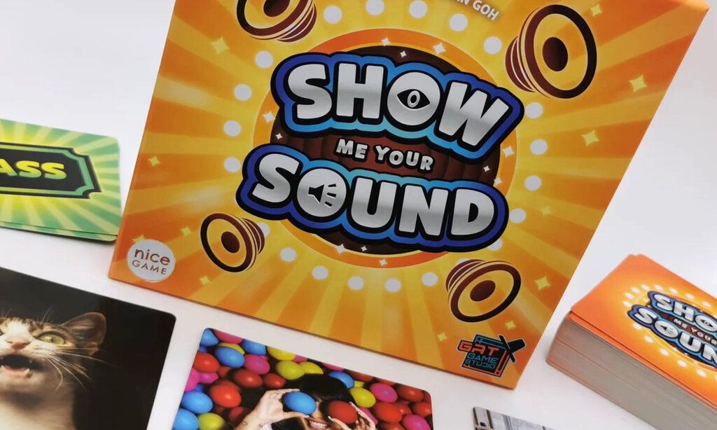 Verpackung des Spiels Show me your Sond mit Spielkarten, schräg fotografiert