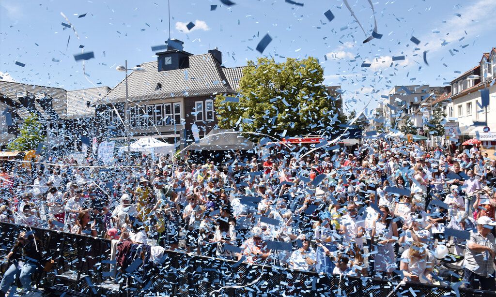 Stadtfest in Monheim, viele Papierschnipsel fliegen durch die Gegend, sommerliche Stimmung