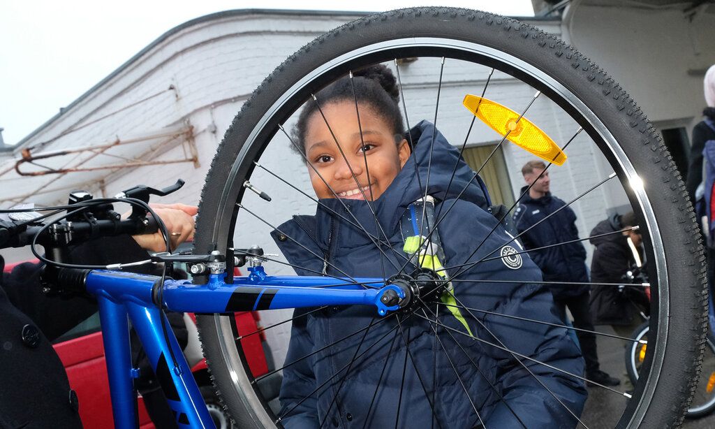 Terra von der GGS Helmholtzstraße freute sich riesig über ihr neues Fahrrad