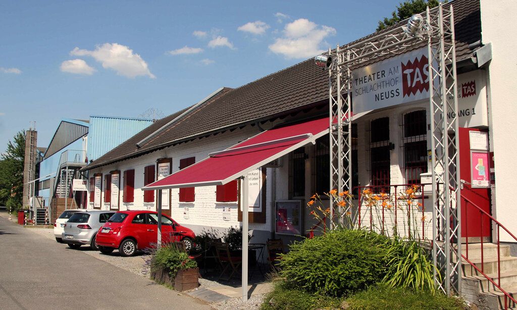 Außenansicht des Theaters am Schlachthof Neuss, sommerlich