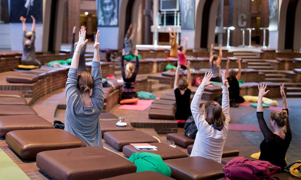 Schwangere machen in der Tonhalle gemeinsam Yoga