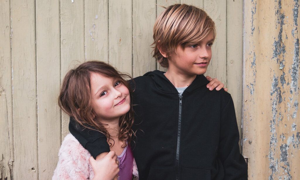 Porträt von einem Mädchen und einem Jungen, die sich im Arm halten