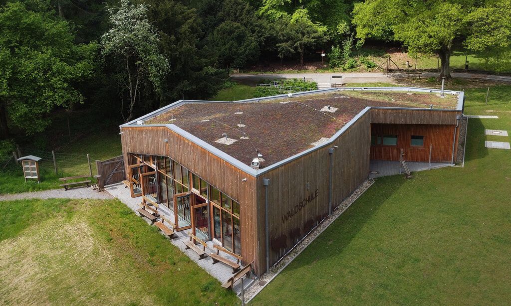 Die Waldschule im Wildpark in Düsseldorf-Grafenberg von oben