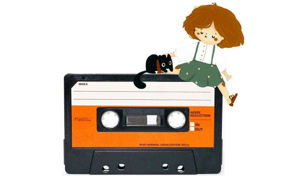 Illustration, ein Mädchen und seine schwarze Katze sitzen auf einer fotografierten Hörspiel-Cassette