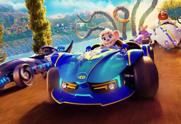 Szene aus dem Zeichentrickfilm Ed & Edda, eine Maus fährt einen Renwagen und lacht in die Kamera, hinter ihr fahren andere Tiere auch in Rennwagen, im Hintergrund südländische Landschaft