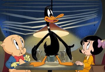 Zeichentrickfilmszene aus Ein klebriges Abenteuer: Daffy Duck und Schweinchen Dick retten den Planeten, Schweinchen Dick und ein anderes Schweinchen sitzen in einem Diner und Daffy Duck steht auf dem Tisch