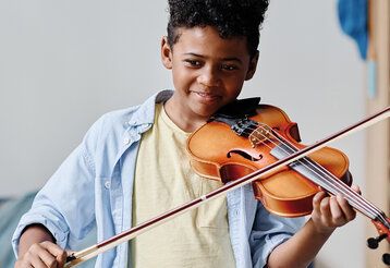 Junge spielt Geige