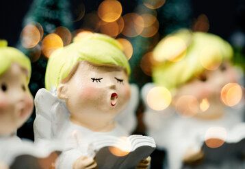 kleine Weihnachtsengel-Figuren, die singen