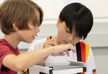 Zwei Jungs im Haus der Talente