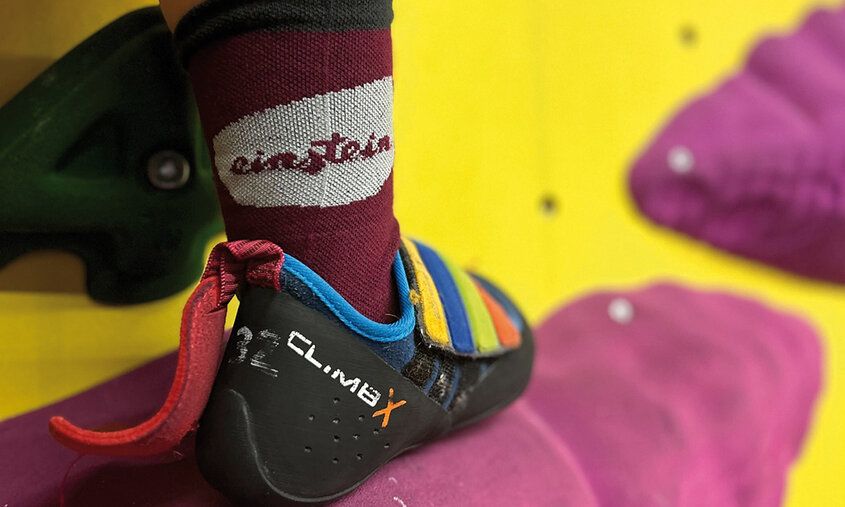 Detailaufnahme eines Kinderbeins beim Boulderne mit Einstein Boulder-Socke