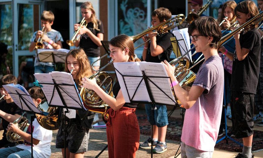 Jugendliche musizieren mit Blasinstrumenten